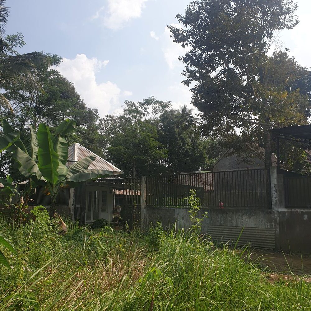 Tampak samping lahan strategis siap bangun di Tajinan Malang</